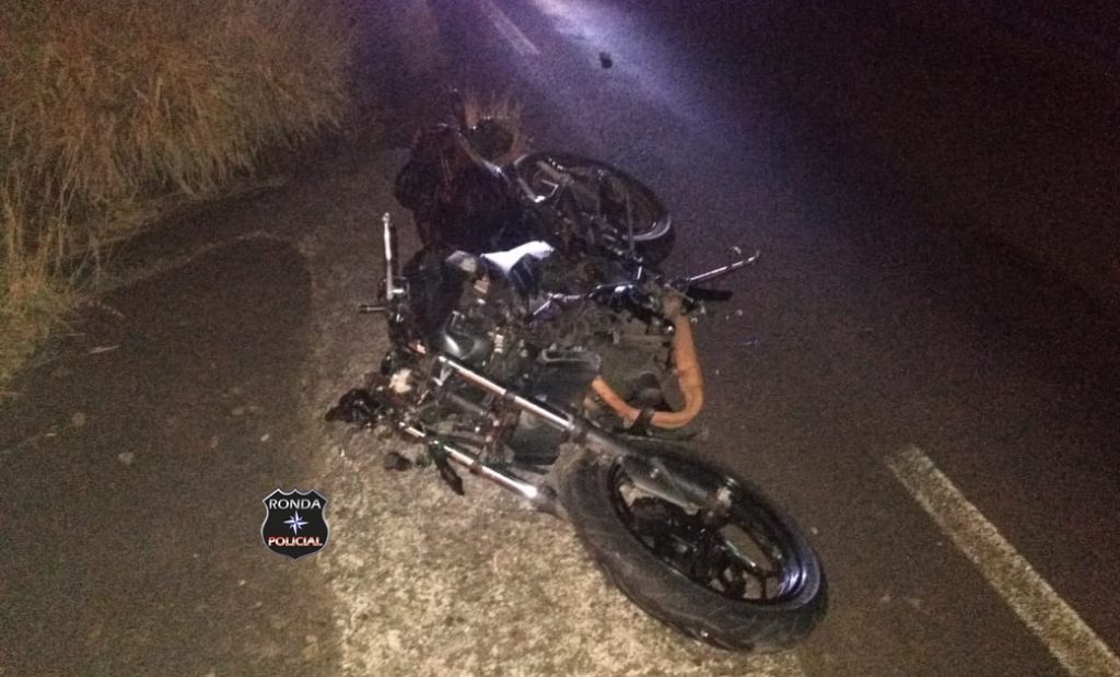 Motociclista morre após colidir em bovino solto em rodovia no Oeste